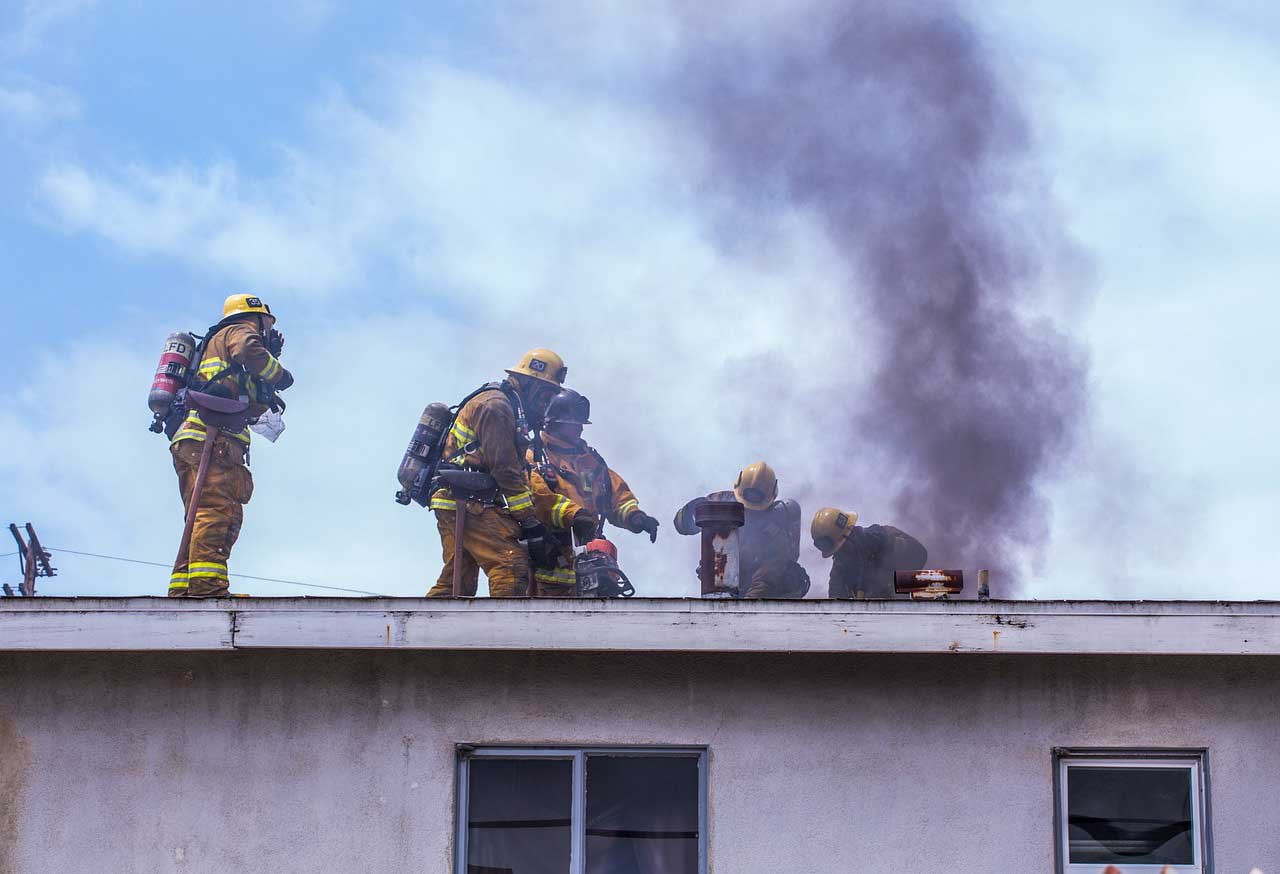 brandmän bekämpar brand